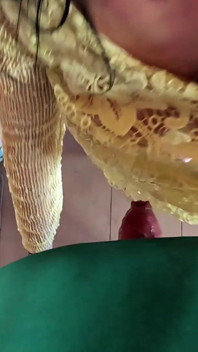 撕裂连裤袜和第一人称视角深喉粗暴后入和射在衣服上