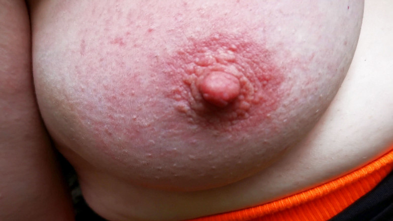 Bouncy Tits Action: Tette che schiaffeggiano nei boschi