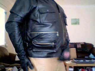 Leatherman63: Cumming on my leather