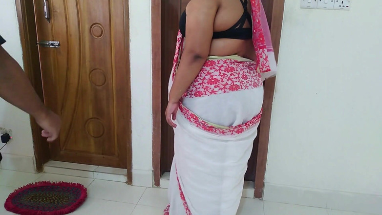 Aria Mia: Milfka desi sexy kamarádky uklízela dům, když ji soused viděl...