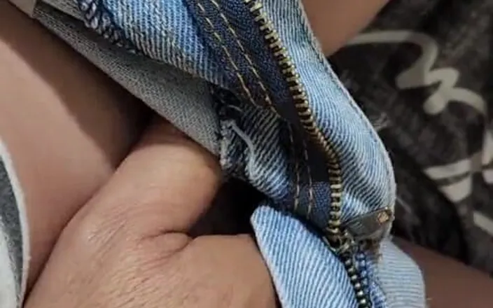 Sparowdox: Dedos en mi novia de 19 años en sus jeans ajustados