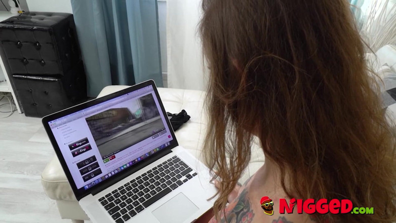 FAKings Black Fix: MILF는 흑인 남자와 섹스하지 않지만 가장 큰 자지를 발견하고 Fakings Black Fix에서 Barbara Grey와 인종 간 섹스를 합니다.