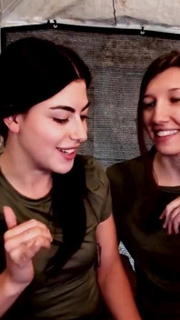 Azgın Askerler Canlı Yayında Lezbiyen Göte Şaplak atıyor, Büyük Doğal Memeler Ve Kıllı Amcık Parmaklıyor