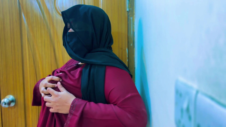 Aria Mia: エジプトのホットメイドがオフィスで超興奮しマスターベーションを始め、上司が彼女に手コキを始める