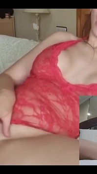 他的女朋友抓住了他，而我让他的鸡巴硬