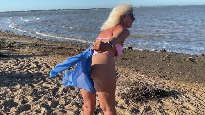 MartinsMrsMilf: Svlékání nahé na veřejné pláži