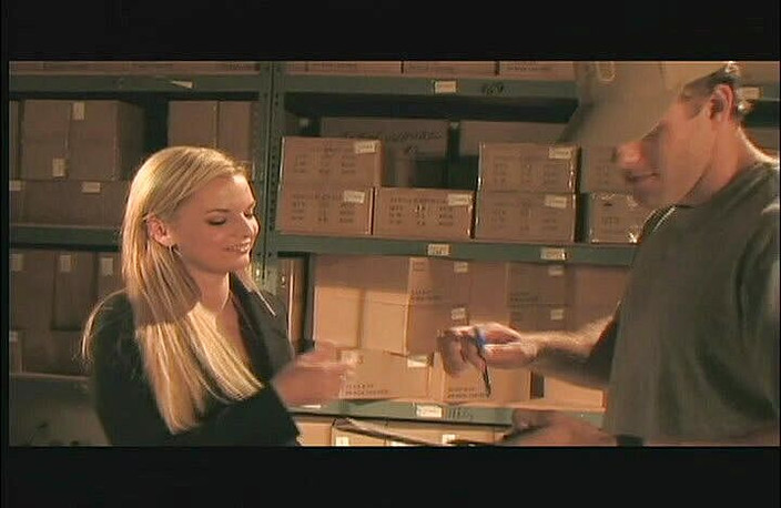 Cryptostudios: Blonďatá skladnice saje spolupracovnici péro a je ošukána