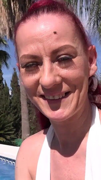 AuntjudysXXX - la piccola miLF rossa fire girl ti sorprende a guardarla in piscina