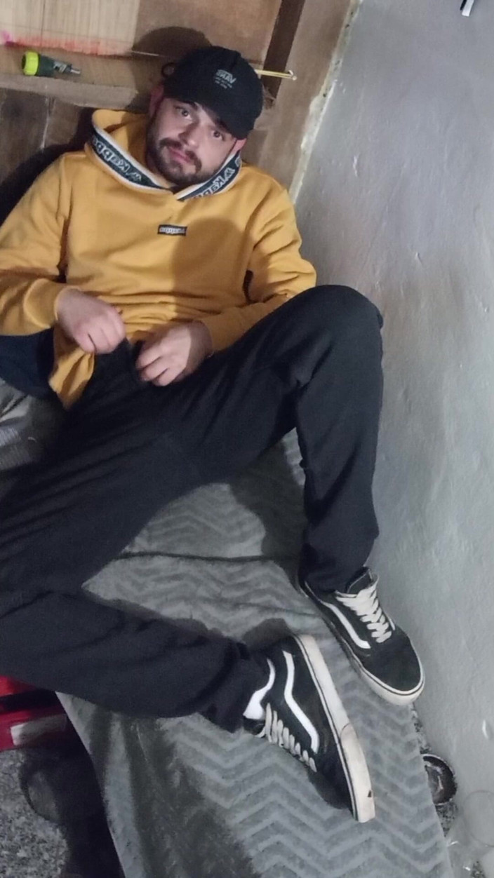 jerkofflover: 在小屋里床上自慰