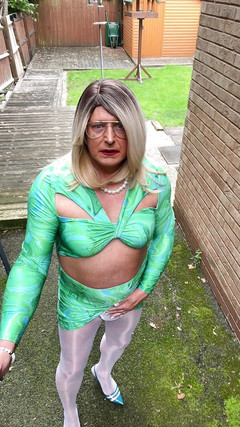 Kellycd2022: アマチュア女装Kellycd2022セクシーな熟女は彼女の小さな白いパンティーでおしっこをし、白いパンストで屋外で自慰行為をします