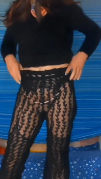 Mijn prachtige doorzichtige kanten broek gefilmd van bovenaf glijdend om je te plagen met mijn sexy kont