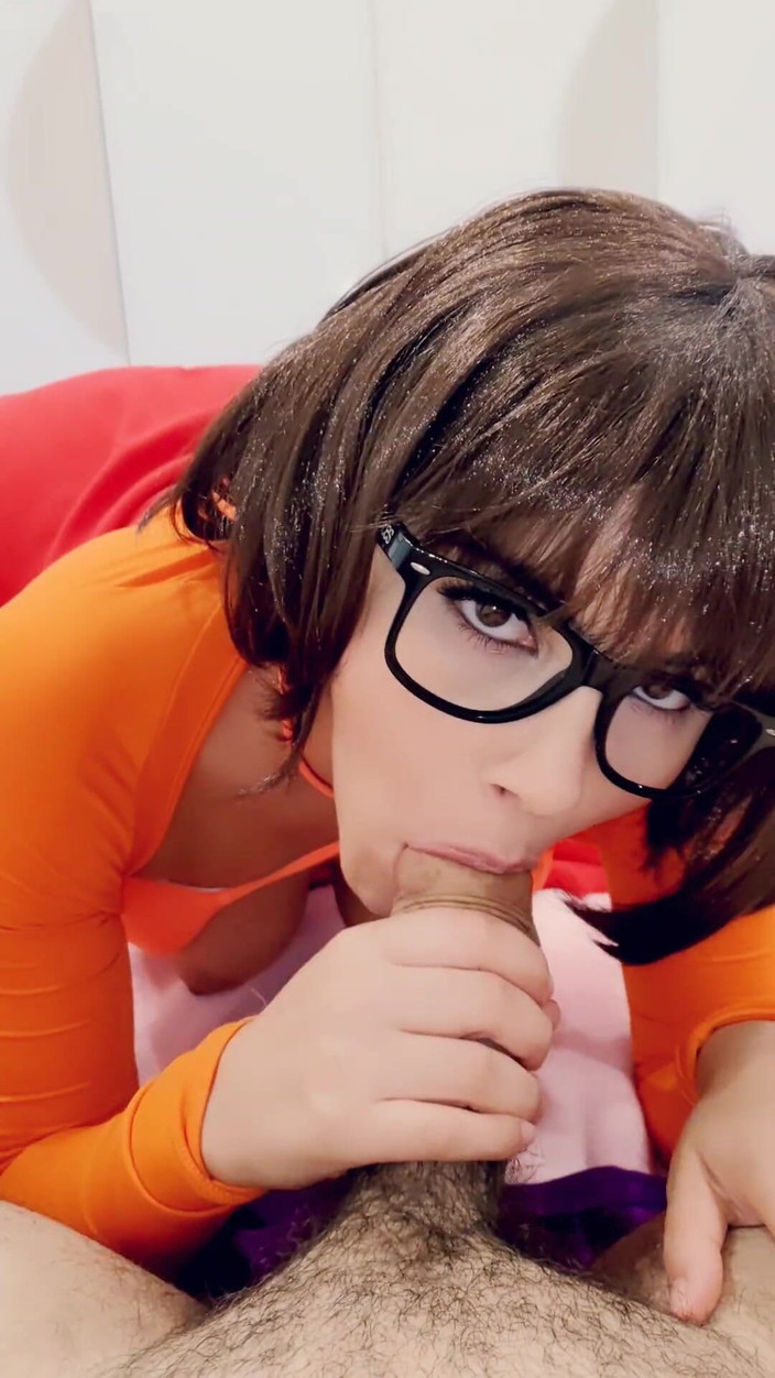 Valentina Nappi: Valentina Nappi gekleed in Velma cosplay gewoon om harige sperma...