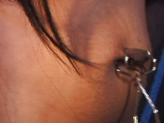 Vintage Fetish: Sexy holka dostane přišpendlit malá prsa, zatímco je stále roubík