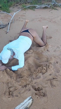 Ladysilva di pantai dalam seluar dalam menunjuk-nunjukkan pantat seksinya