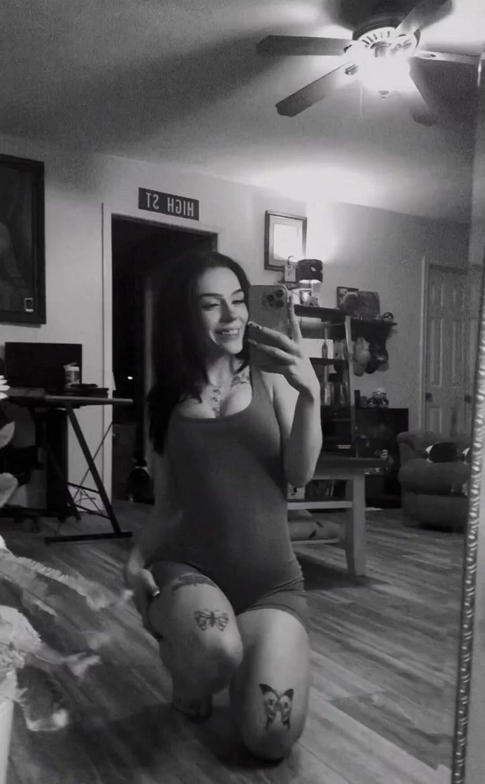 Kinkee Karma: 私がストレッチしてヨガのポーズをしているのを見ると、あなたはとても硬くなるでしょう!!