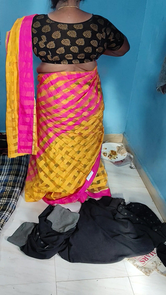 Tamil lesbian: Nói chuyện nóng bỏng và mặc váy