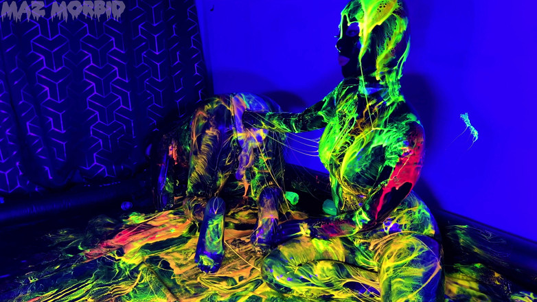 KinkyFemdomTV: Uv Wet e Messy Gimpy duplo fisting 4K com Patricia