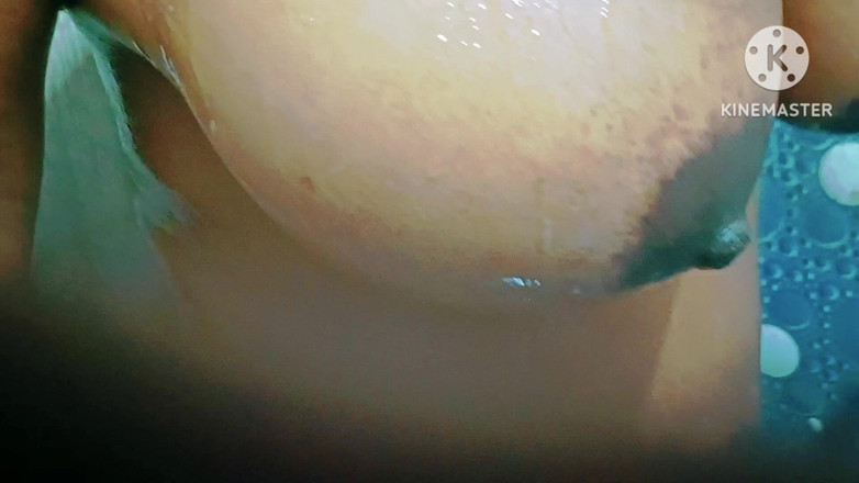 Sweethoneybgl: Enormes tetas de chica bañándose y seduciendo a su hermanastro...