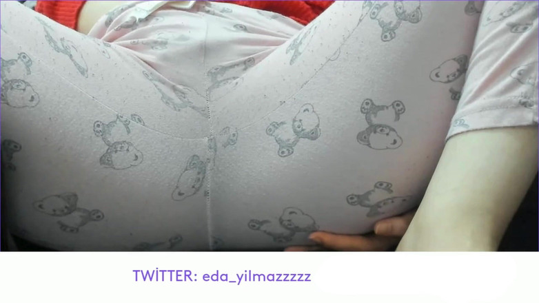 turk_milf_porno: Masturbazione in pigiama