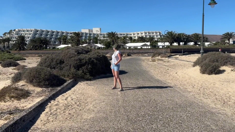 Emma Voyeur: 绝望的润湿牛仔裤在公共场合