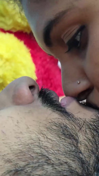 Alayali hete Mallu-meid kust het volle lichaam van de jongen en neemt penis van ondergoed