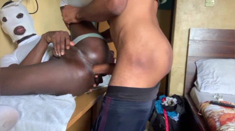 Mokobtm: Neuken op een tafel met de grootste lulvriend