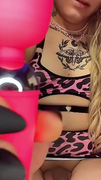 Fată trans tatuată folosește jucărie în cur și pe pula ei, o ejaculare frumoasă