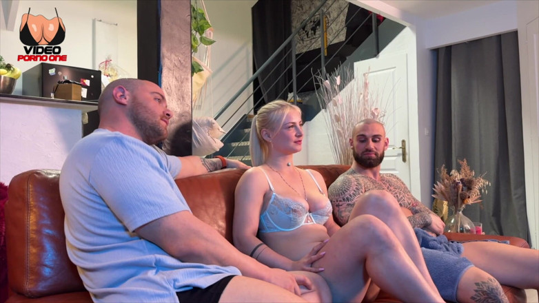 Video Porno One: Ta piękna, niegrzeczna dziewczyna z dużą pewnością radzi sobie z...