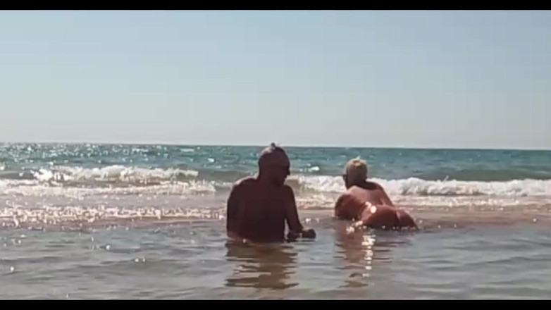 Crazyfamily 1970: Плавання голим