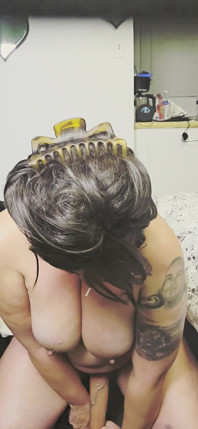 İri Göğüslü Esmer Iki Dildoyla Sikişiyor Islak Eğlence