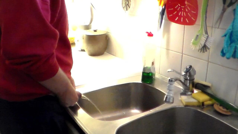 Sex hub male: John đang đi tiểu trong bồn rửa nhà bếp