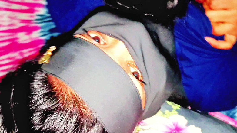 Angel Surovi Lata: Bangladéšská hidžábská dívka Velká kuchařka si užívá sex.