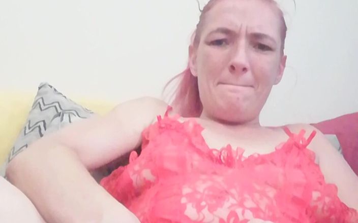 AmiQueenOfKink: 穿着红色内衣的淫荡阿米无法得到足够的阴户插入