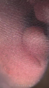Bakış açısı iş yerinde masanın altında sessiz ayak ibadeti: siyah naylon çoraplı büyük ayaklar