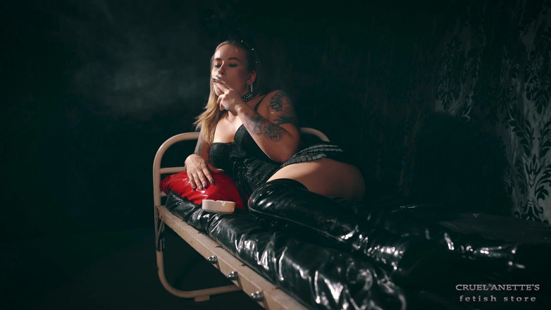 Cruel Anettes fetish world: Rauchen in schwarzen dessous