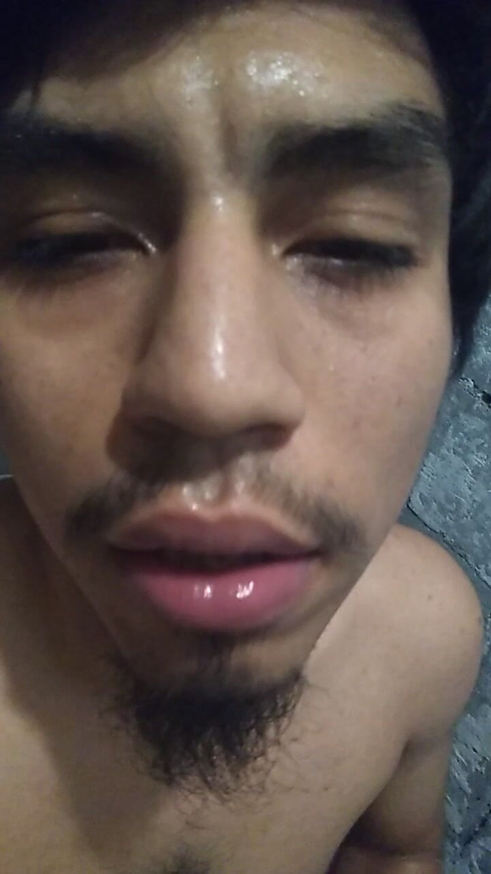 AlexAlejandro13: 화장실에서 당신을 기다리고 있어
