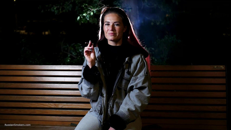 Russian Smokers: Rokok Rokok Cantik Rusia seksi di tepi laut
