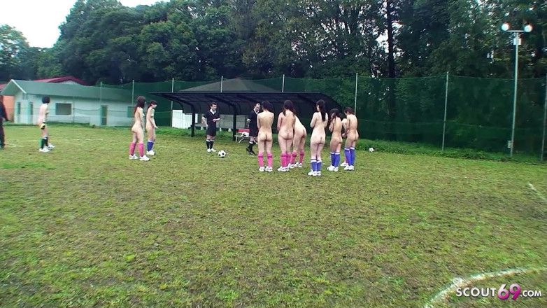 Asian porn collection: สาวญี่ปุ่นวัยรุ่นให้ทิชชี่อฟหลังแข่งบอลกับกรรมการ