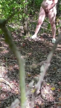 捕まった:森での裸のハイキングと自慰行為