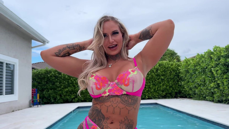 J-Mac: La bionda tettona tatuata stephanie love ama l'anale a bordo...