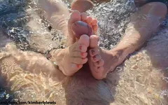 Porra nos pés das minhas meia-irmãs molhadas - banheira ao ar livre, sexo a três, trabalho com os pés dos sonhos