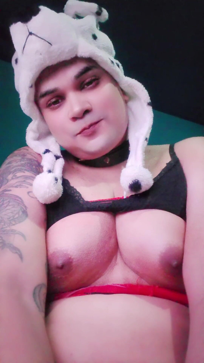 Sissy sapeca studio: Ženský femboy s velkými prsy