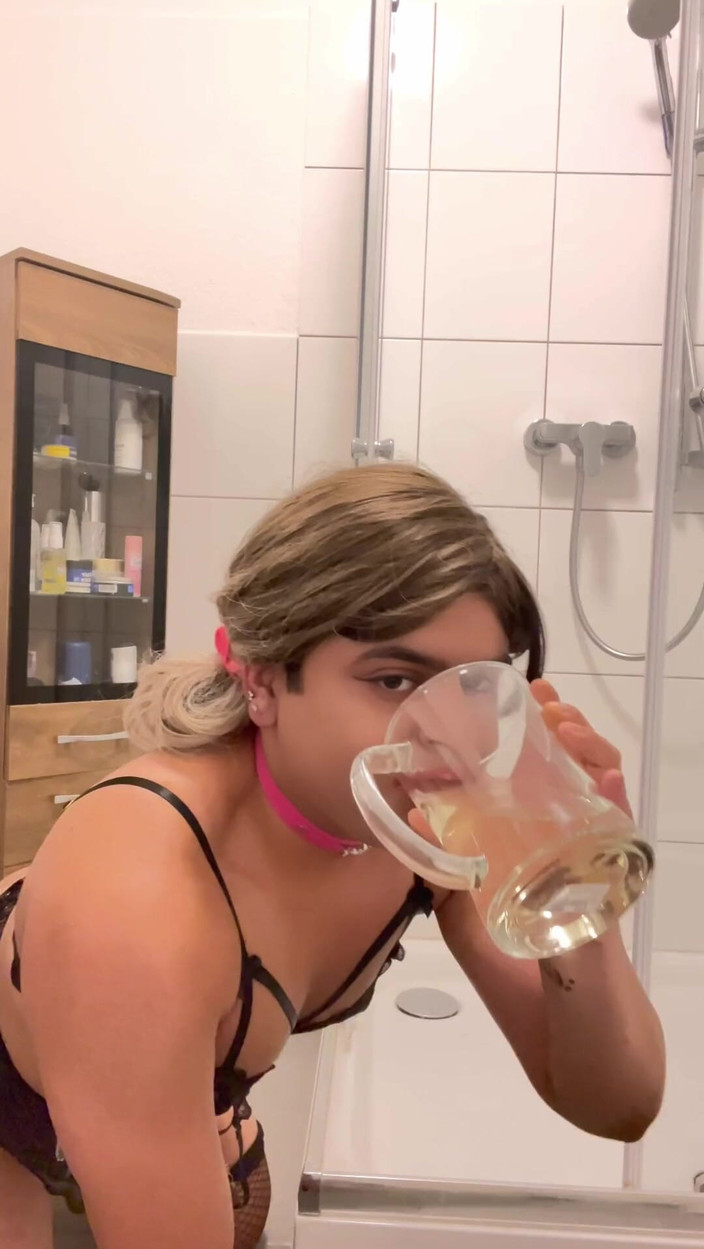 Femme Sandy: Frecher Welpen Pinkelt, Trinkt Und Wackelt Meinen Schwanz