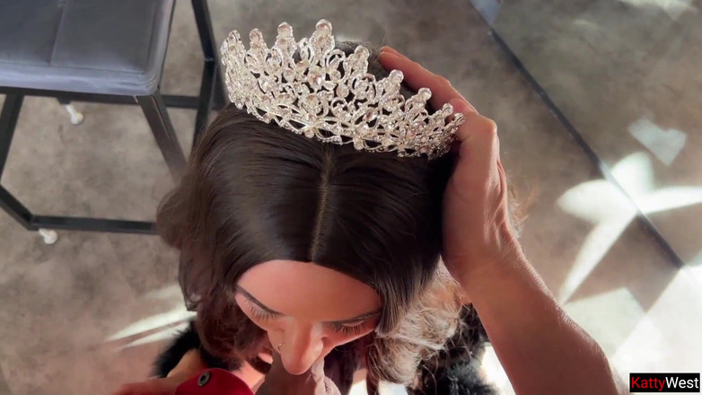 Katty West: Putri Salju diam-diam dari Ratu berhubungan seks dengan gnome pada...