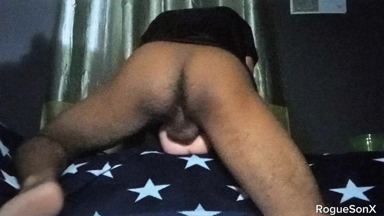 Rouge_eastson: Twink Che Scopa Una Figa in Un Modo Duro