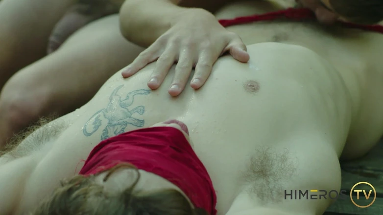 Himeros.tv: Blake bị trói vào một cây cầu