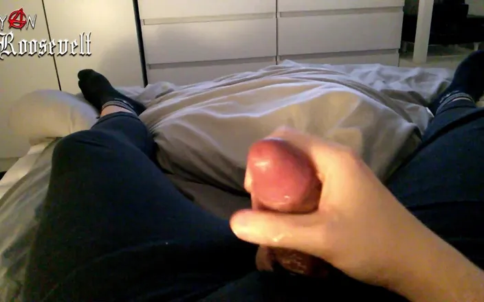 Ryan Roosevelt: Late Night Wanking with a Cock Ring and a Lotta...