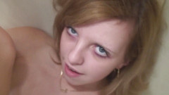 Home Alone and Horny: 下流的婊子用她最喜欢的玩具玩得很开心