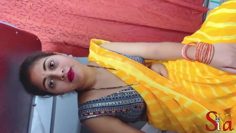 Vicky Siya: Indische Siya Bhabhi Flitterwochen im Zug mit seltsamen passagier
