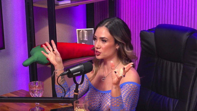 California TV: Mladá Latina S Dokonalým Tělem a Kudrnatými Vlasy Sprostě Mluví